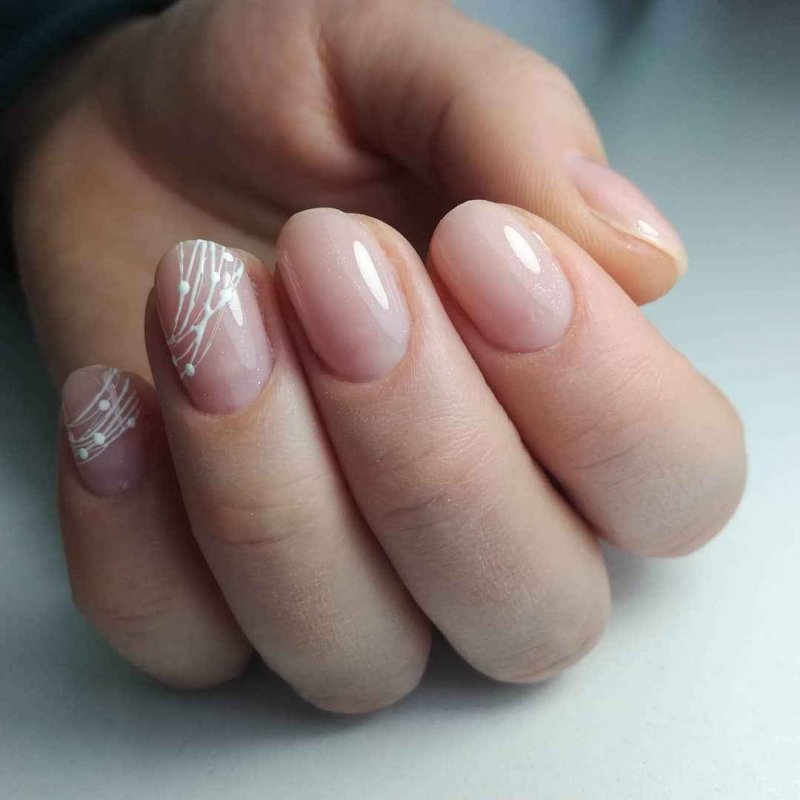 Светлый маникюр на короткие ногти
