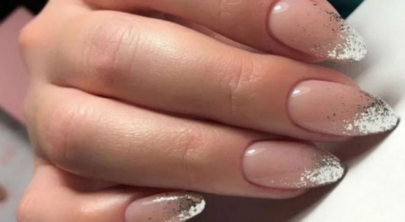 Нюдовые ногти с блёстками на кончиках
