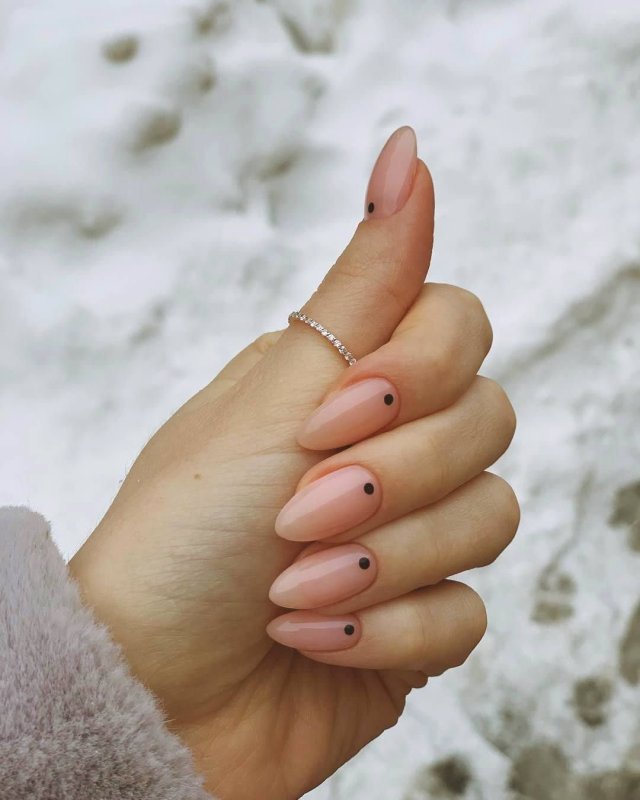 Короткие миндальные ногти