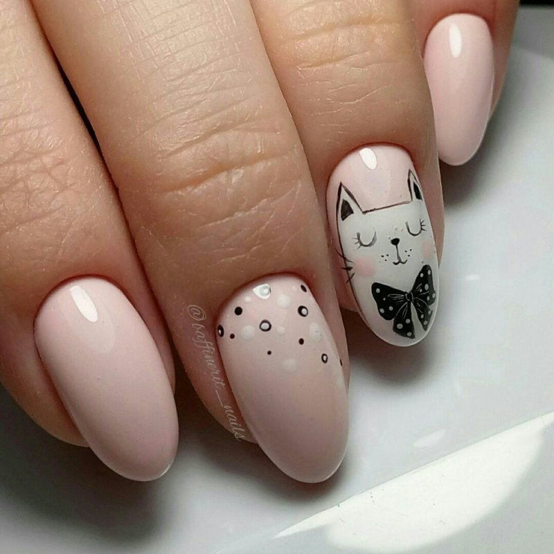 Бежевый маникюр с котиком