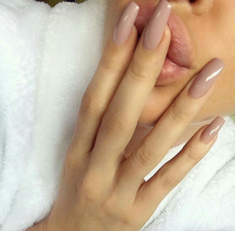 Нежный нюд на длинные ногти