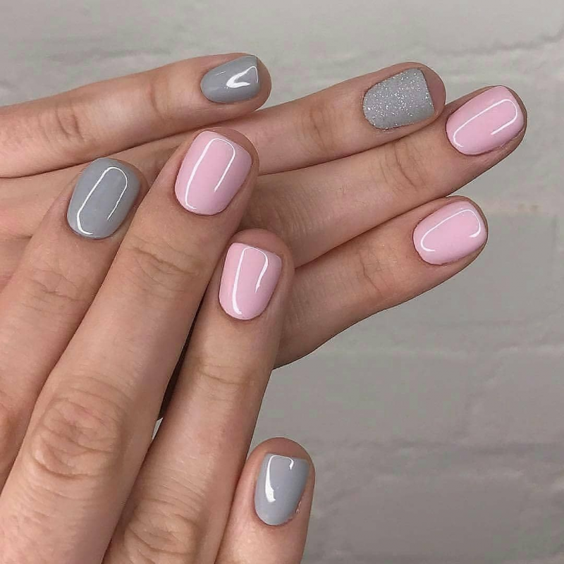Серо-розовый маникюр