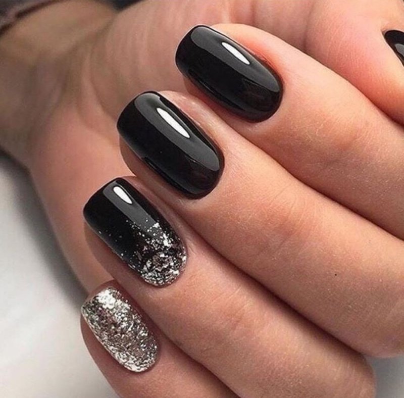 Чёрный маникюр на короткие ногти