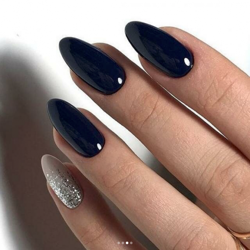 Миндальные ногти темные
