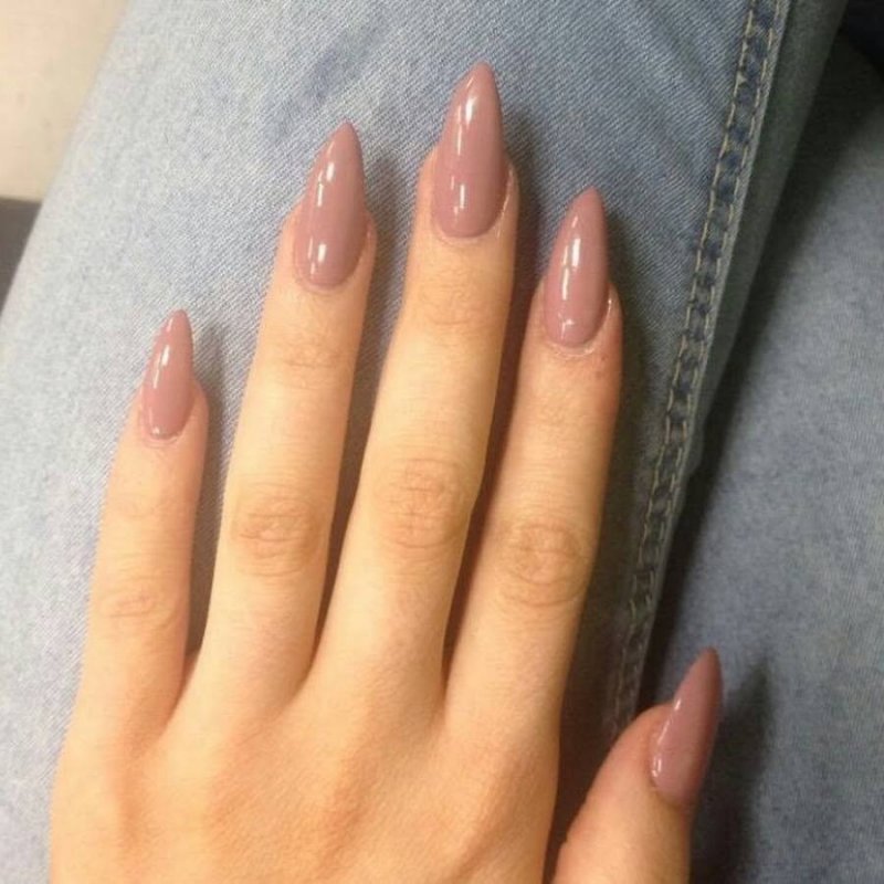 Длинные натуральные острые ногти