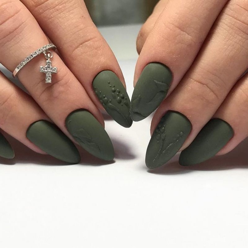 Маникюр хаки