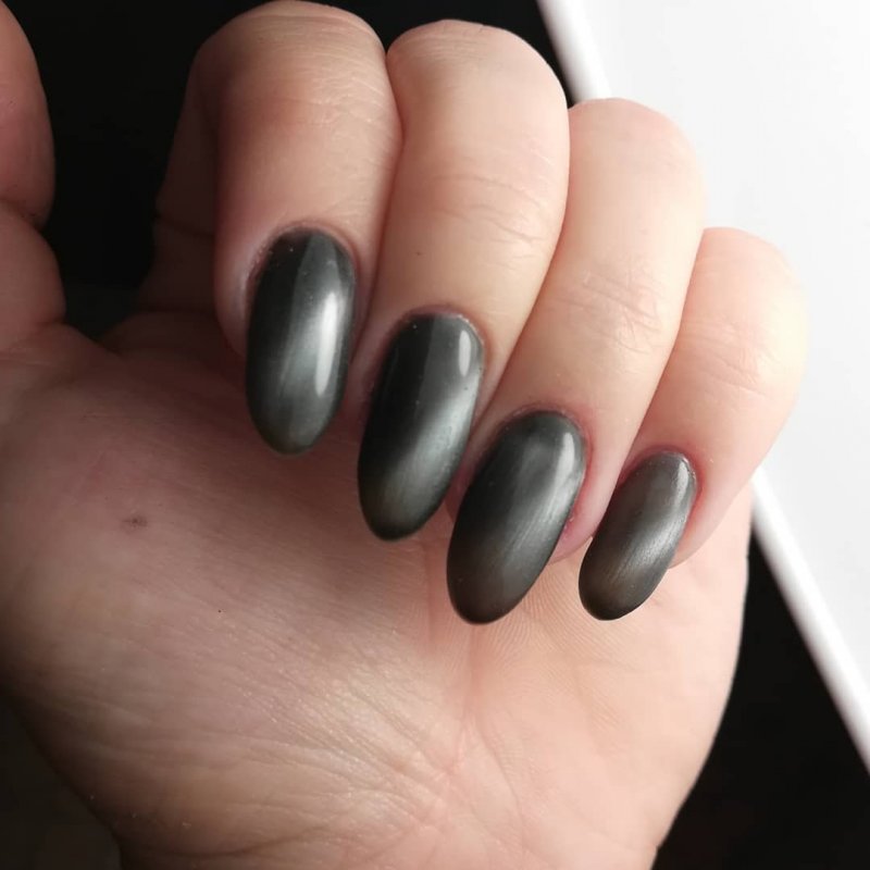 Маникюр кошачий глаз серый