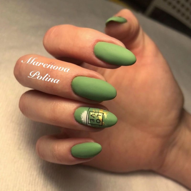 Оливковый матовый маникюр с авокадо