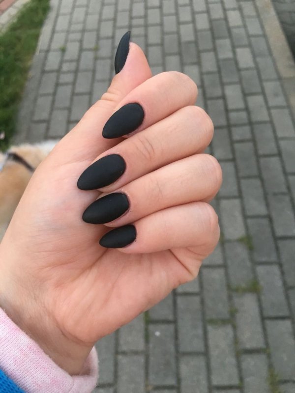 Черные матовые миндалевидные ногти