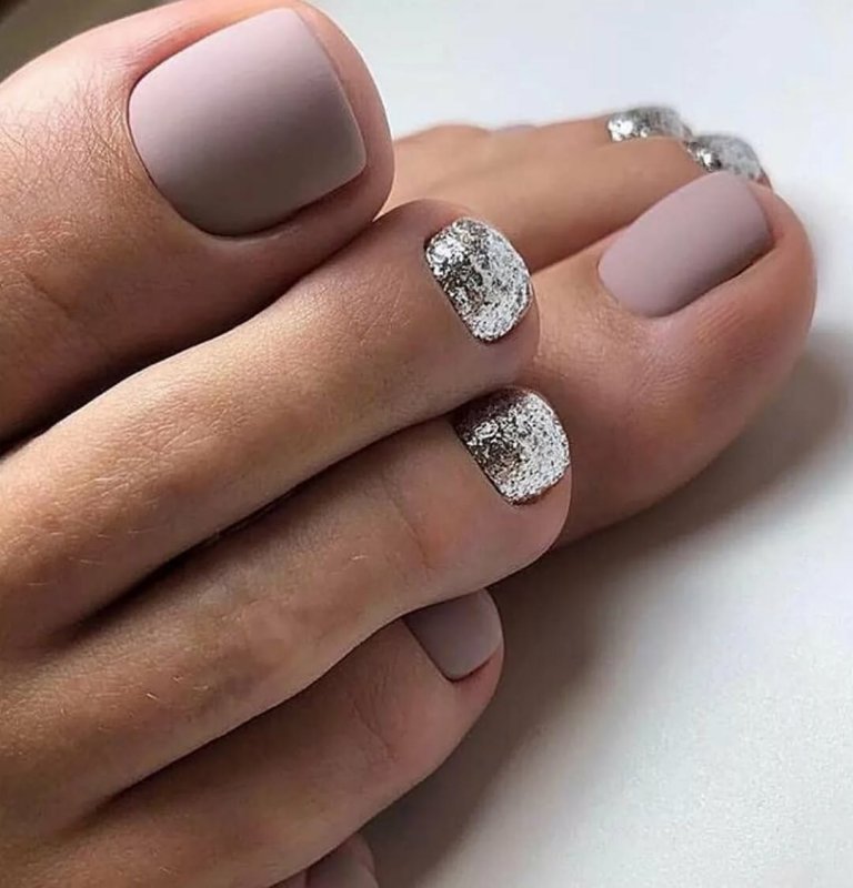 Нежный нюдовый маникюр на короткие ногти