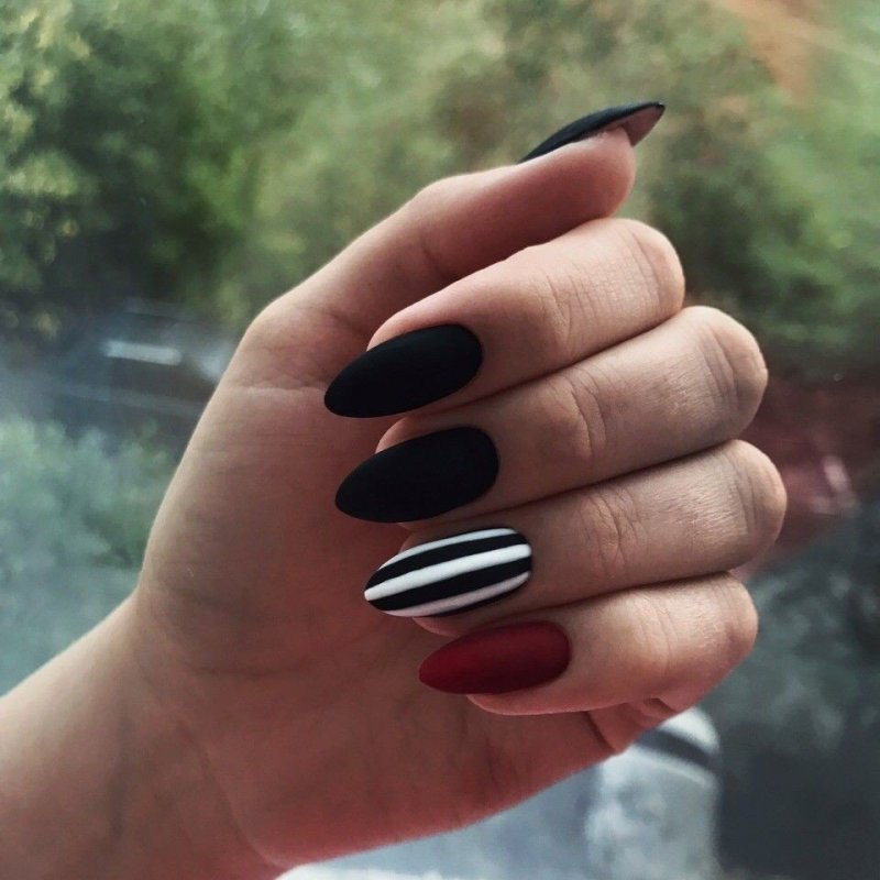 Миндальные ногти темные