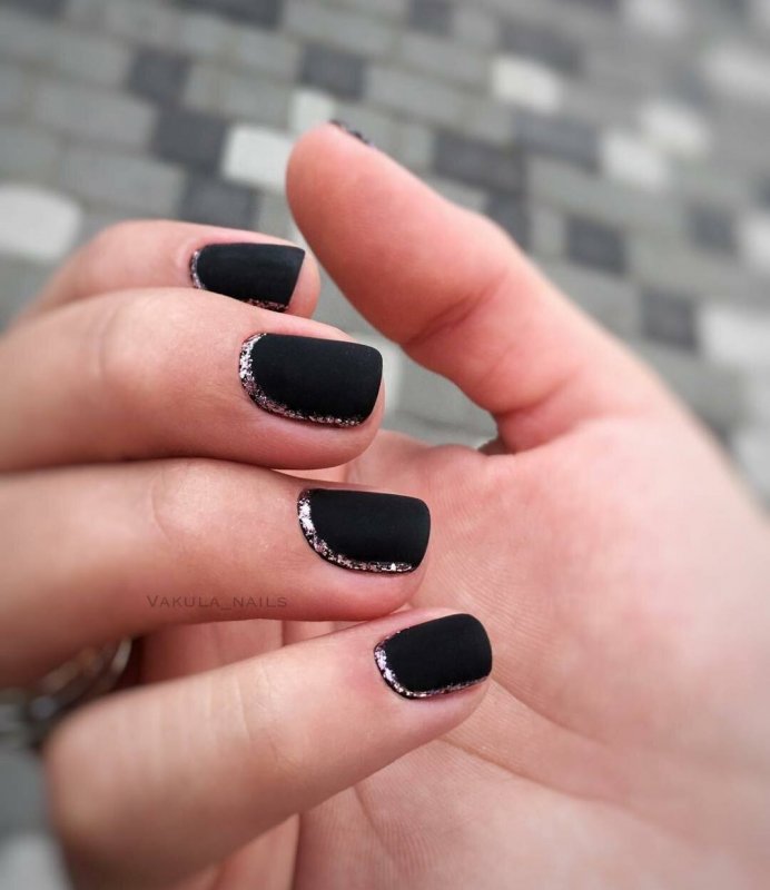 Черные короткие ногти