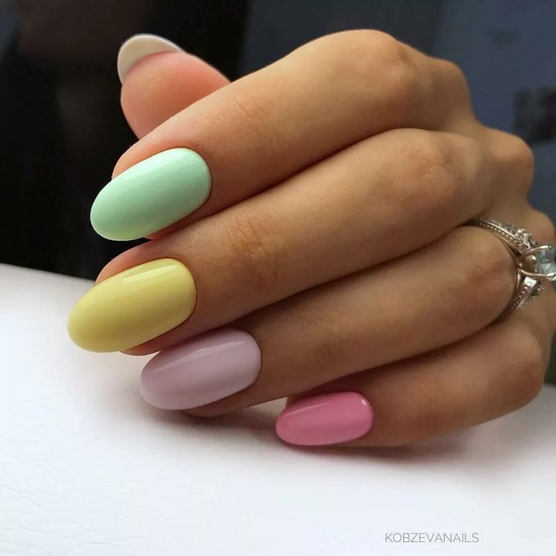Разноцветные короткие ногти