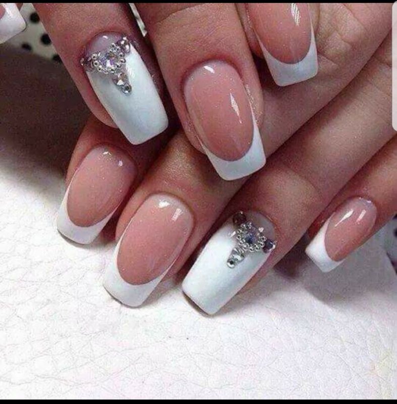 Французский маникюр белый