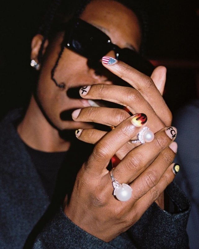 ASAP Rocky красит ногти