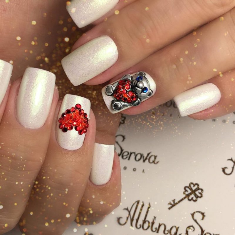 Новогодний маникюр с сердечками
