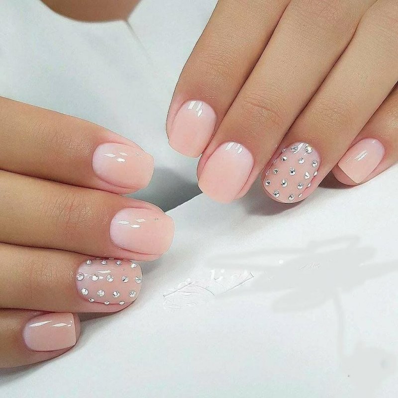 Нежный гелевый маникюр на короткие ногти