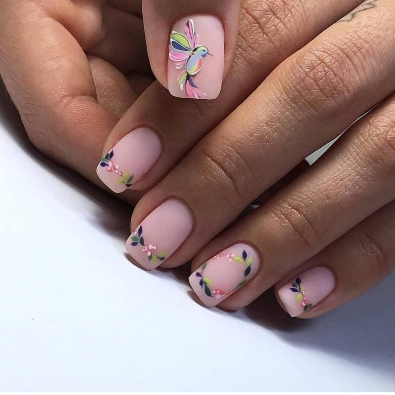 Нежный летний маникюр на короткие ногти