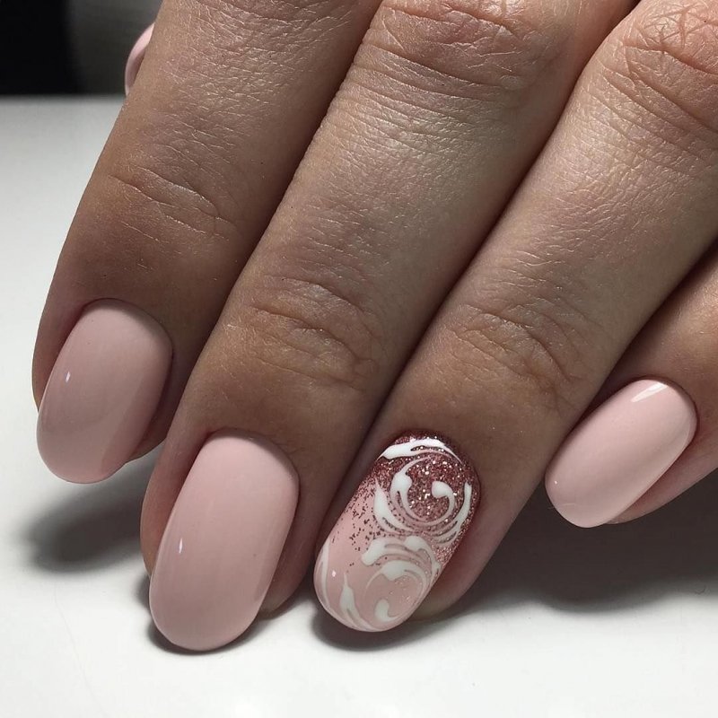 Изысканный маникюр на короткие ногти