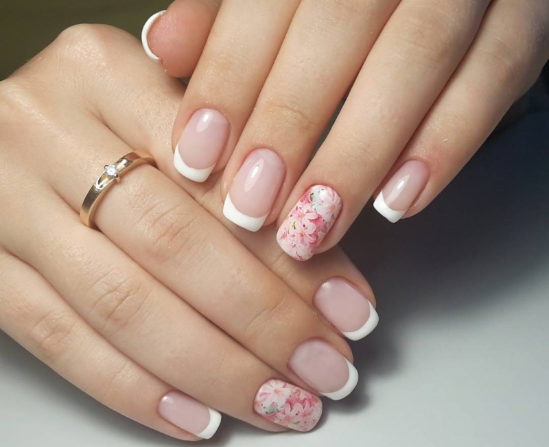 Красивый белый френч на короткие ногти