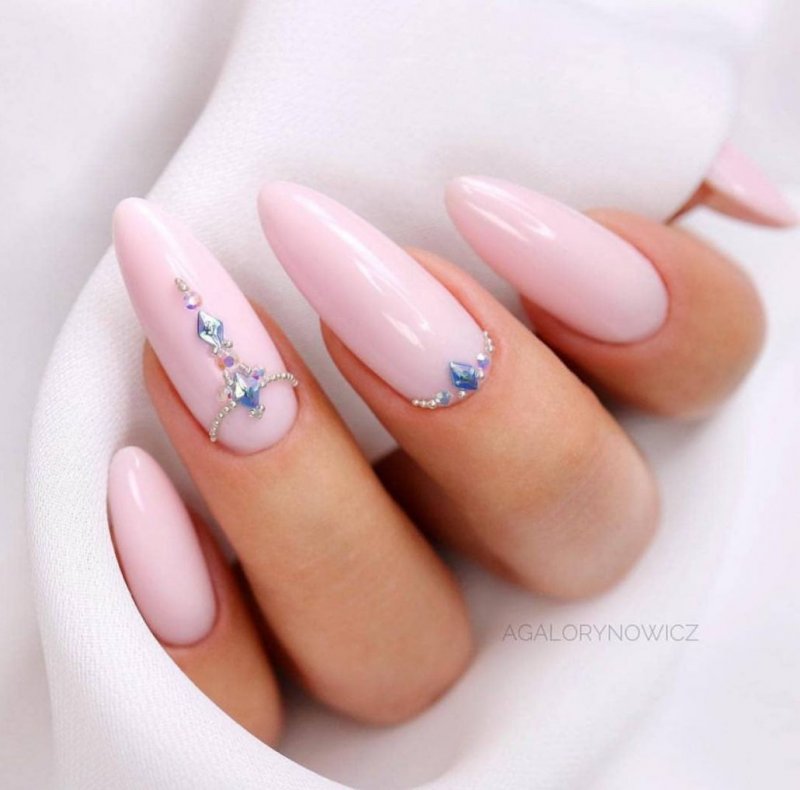 Нежные миндалевидные ногти