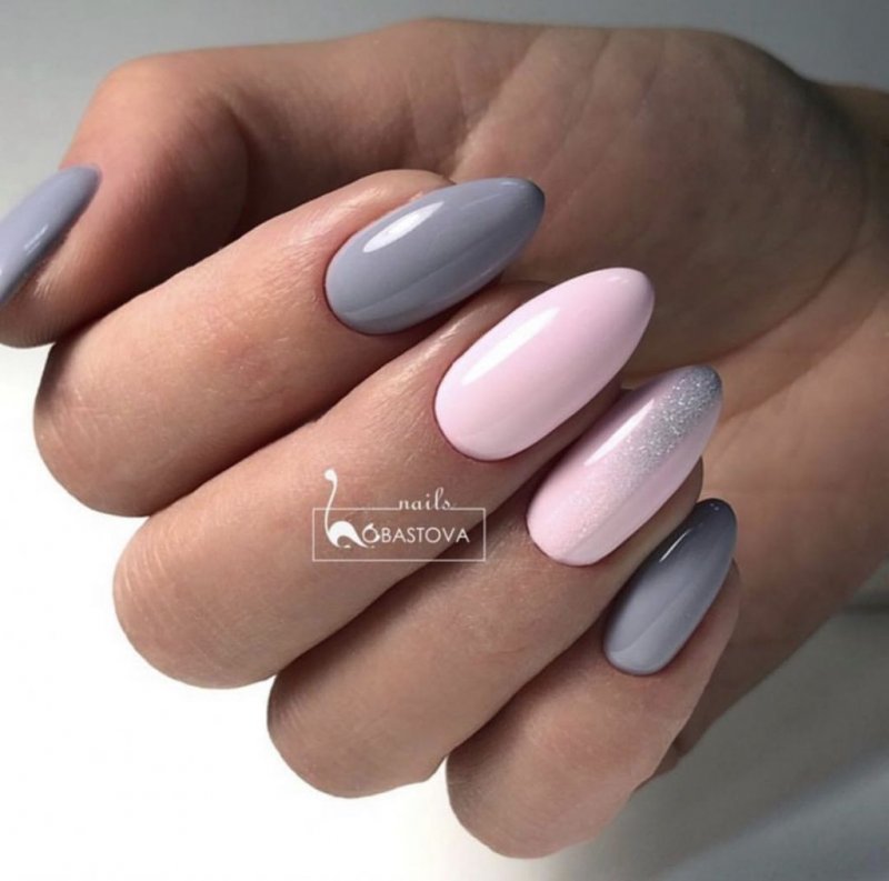 Серо-розовый маникюр