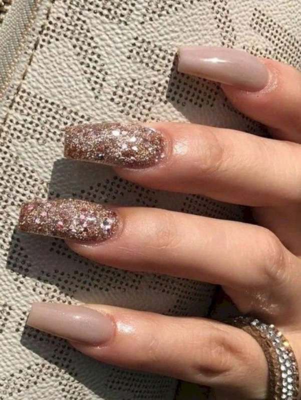 Бежевый маникюр с блестками на кончиках