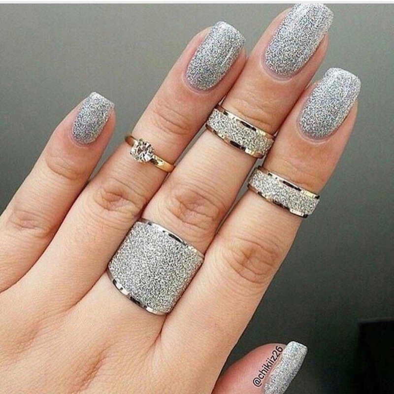 Серый блестящий маникюр