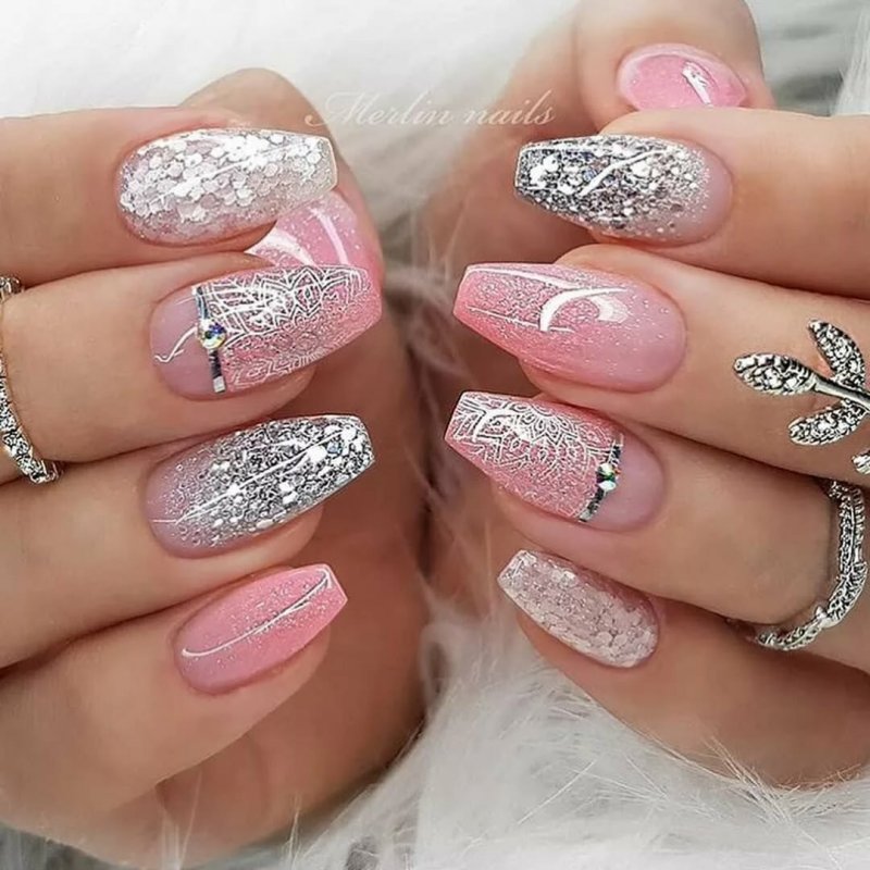 Ногти розовые с серебром