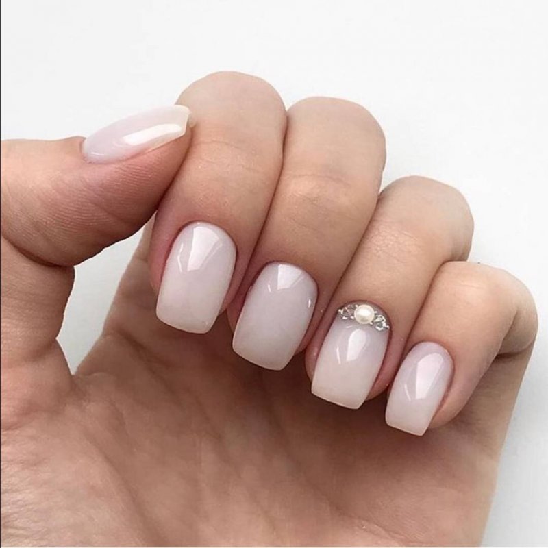 Молочный маникюр на короткие ногти