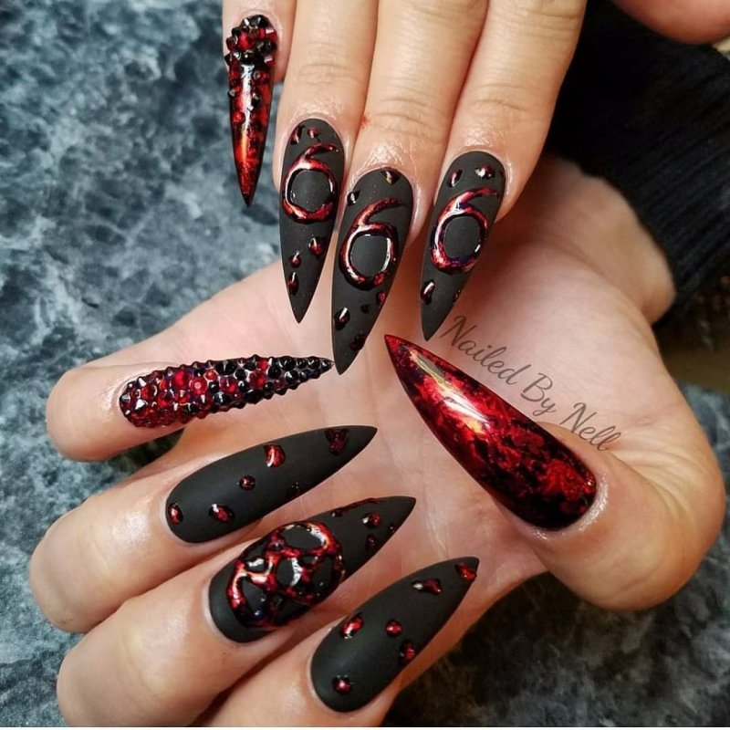 Маникюр длинные острые красные черные