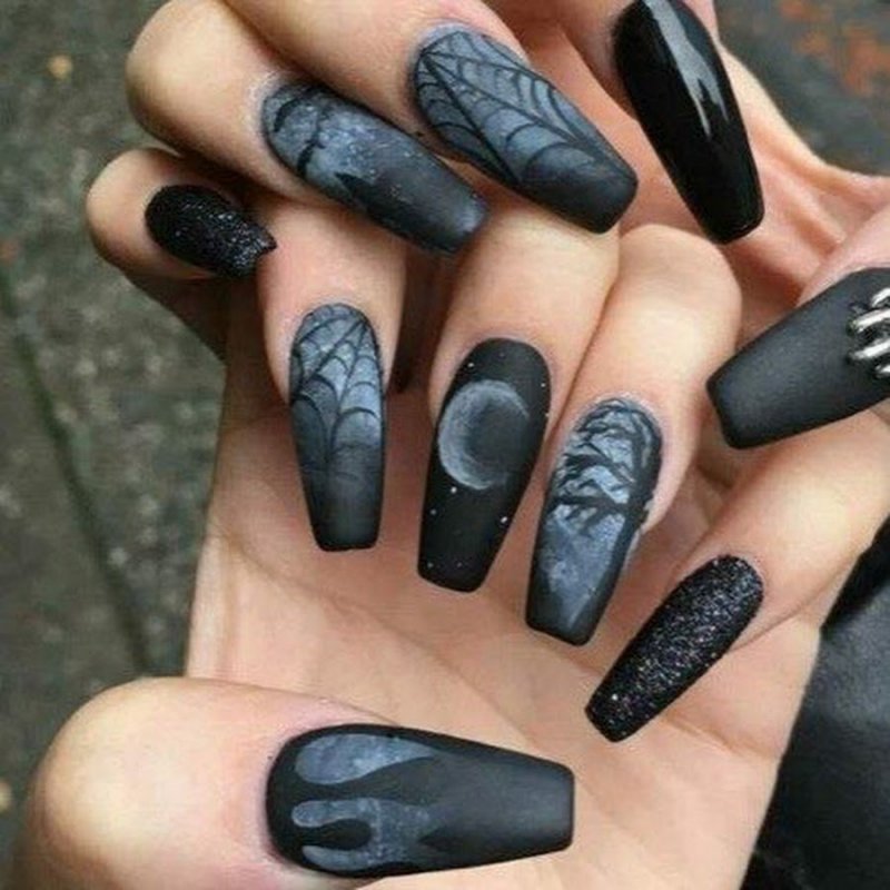 Чёрные матовые ногти с дизайном