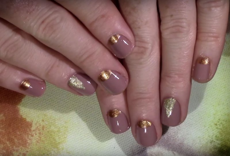 Маникюр на короткие лунки блестящие