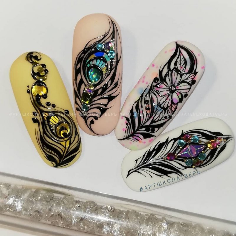 Маникюр с рисунком пера