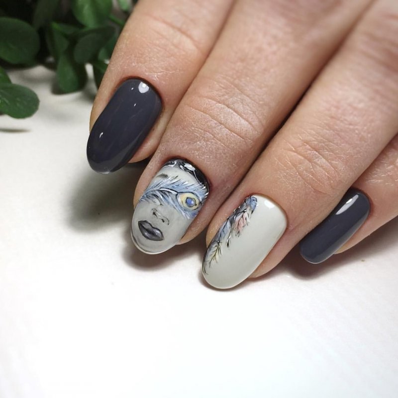 Серый маникюр с перышком