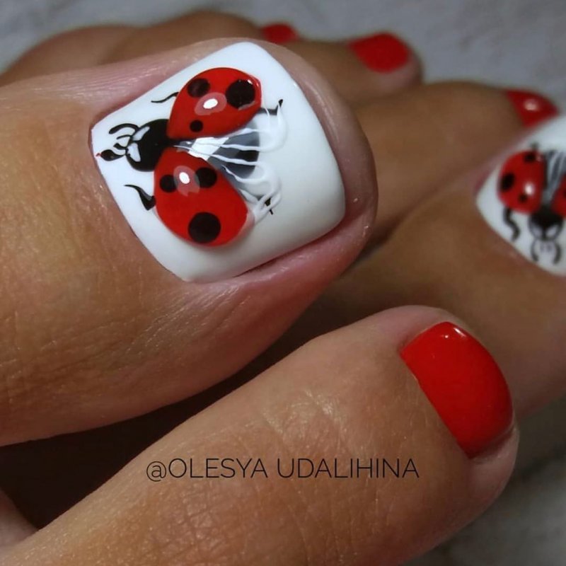 Педикюр с Божьей коровкой