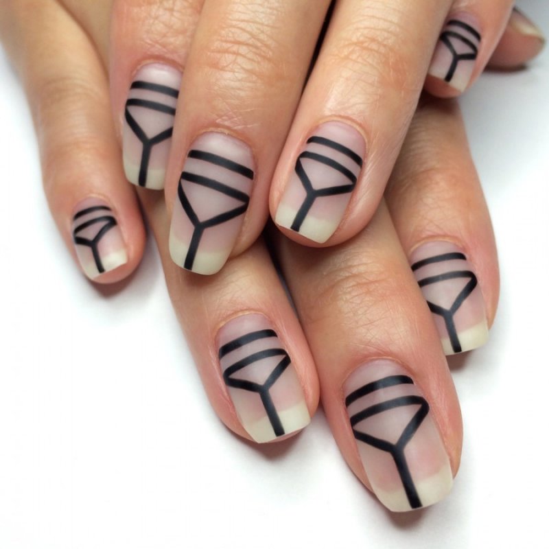 Геометрический маникюр negative Space