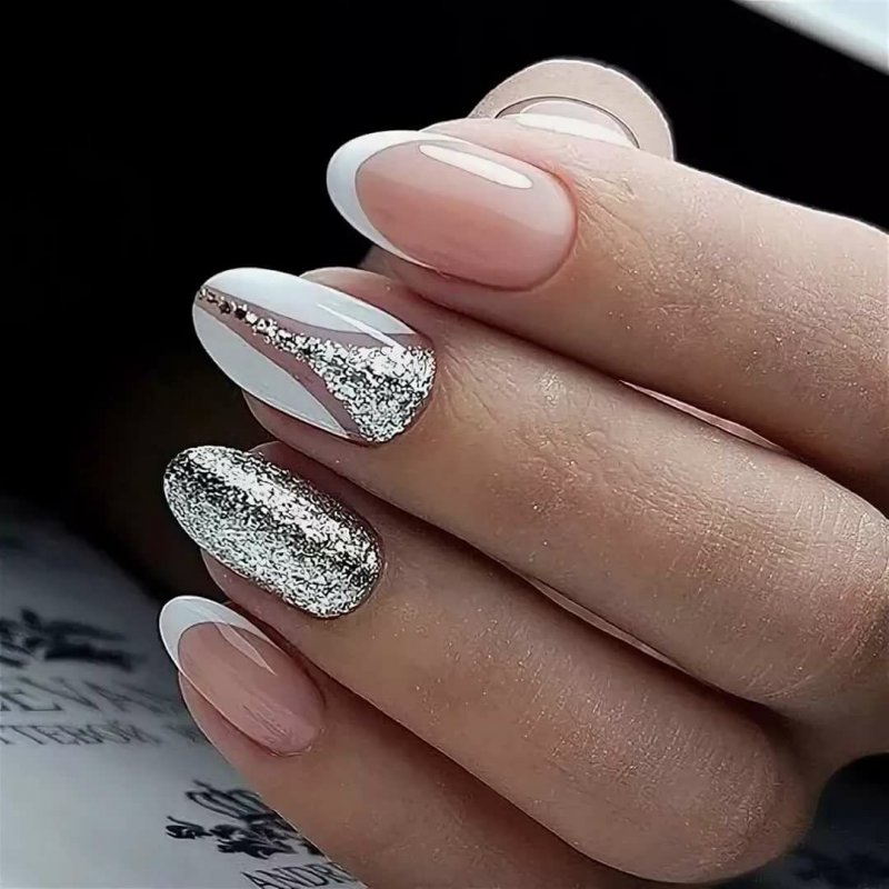 Праздничный маникюр на короткие ногти