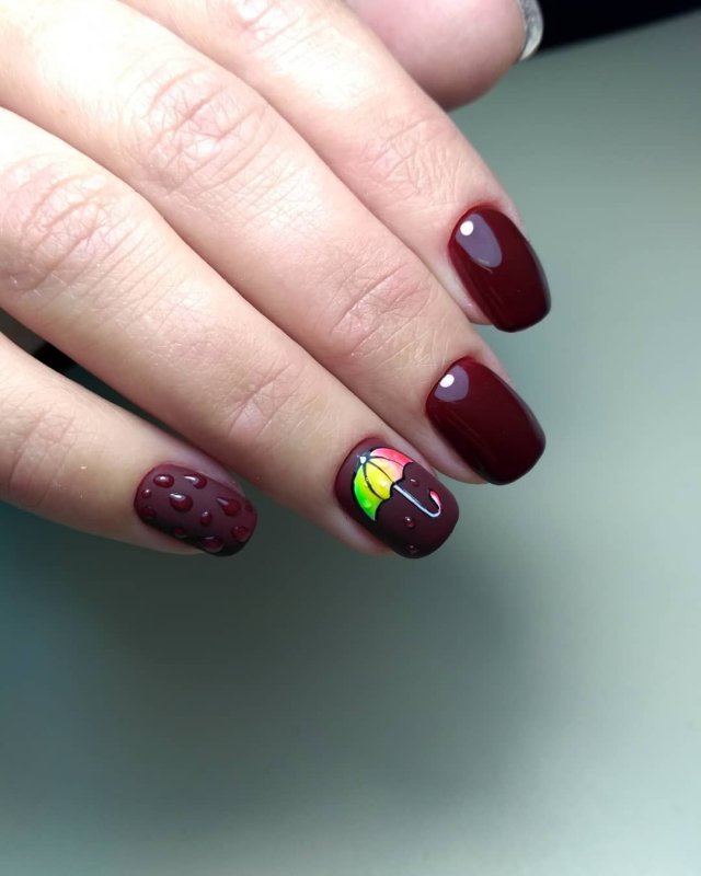 Бордовый маникюр с капельками воды