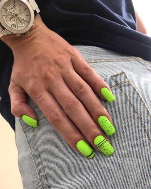 Яркий маникюр