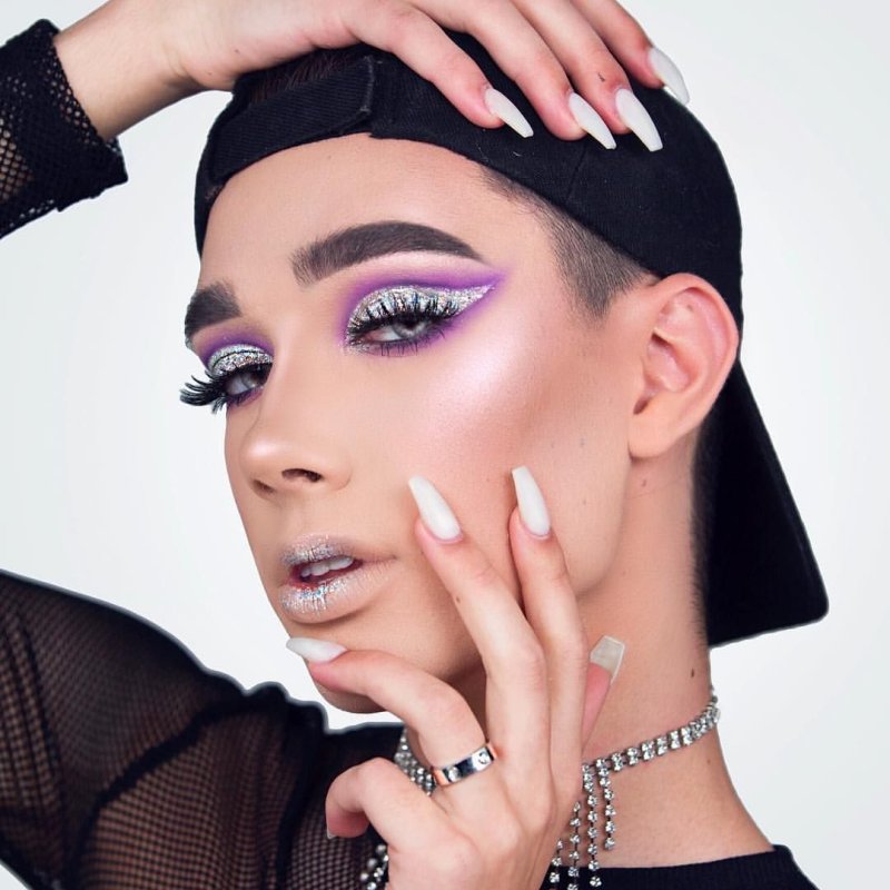 Бьюти-блогер Джеймс Чарльз COVERGIRL