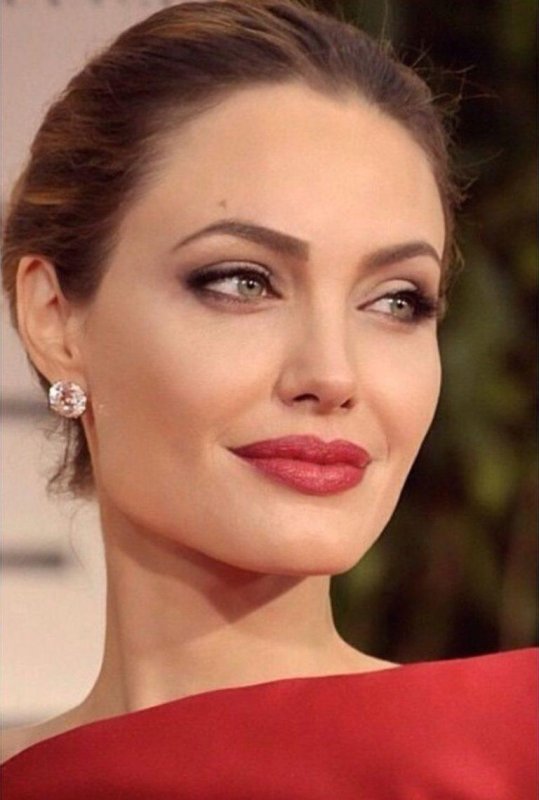Анджелина Джоли анфас без макияжа
