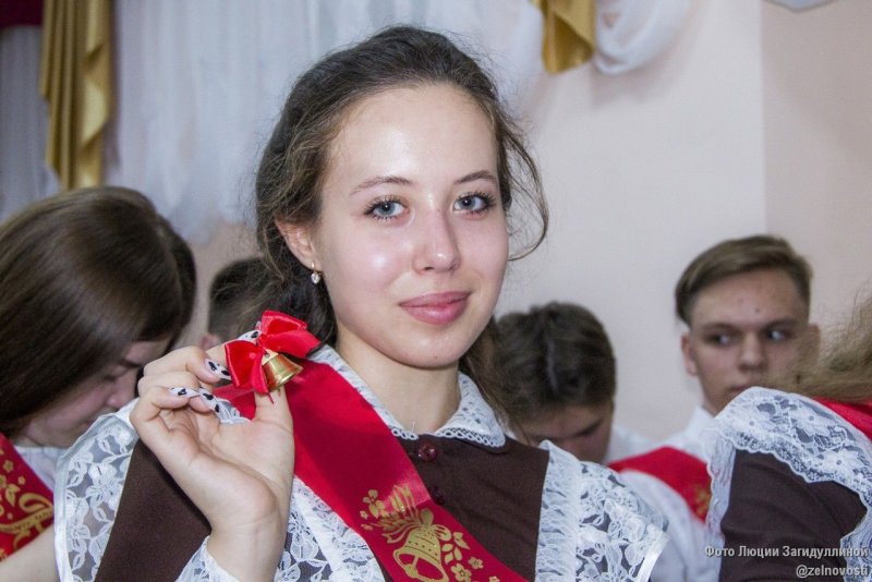 Хвостики на последний звонок с бантами
