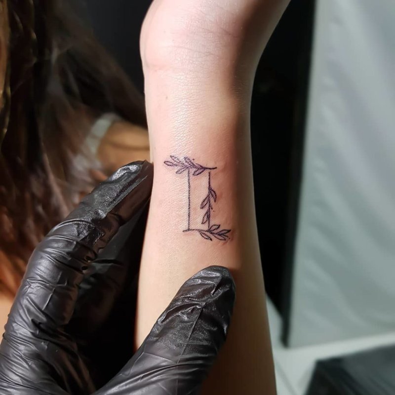 Тату на запястье для девушек