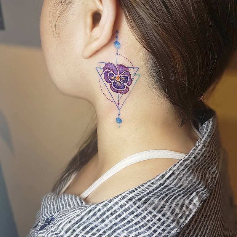 Тату на шее для девушек