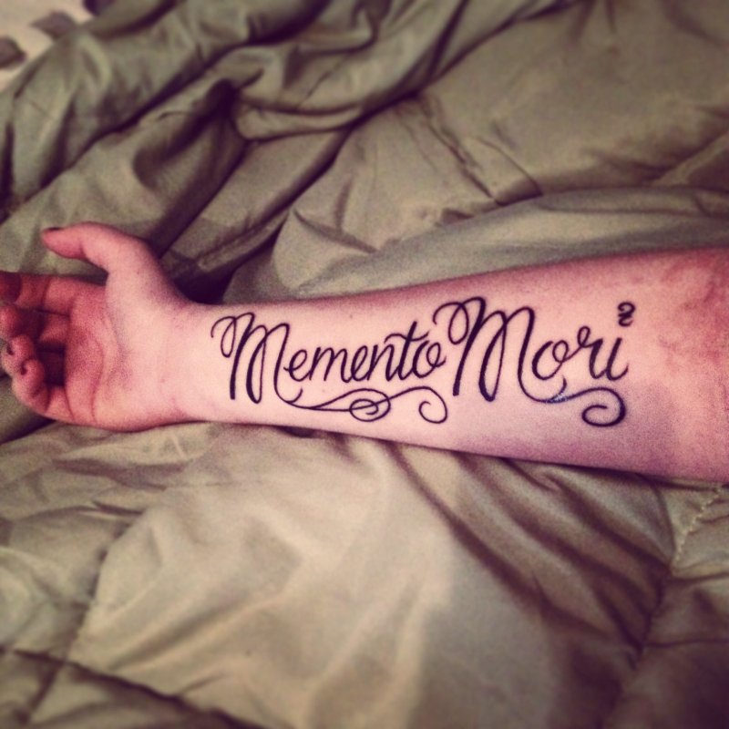 Memento Mori тату на руке