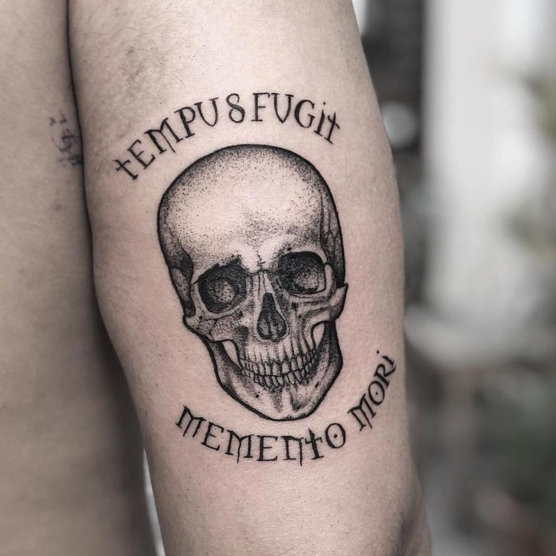 Татуировка Memento Mori
