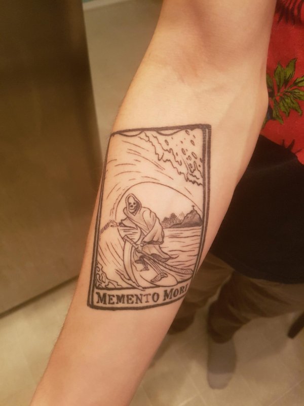 Memento Mori тату на руке