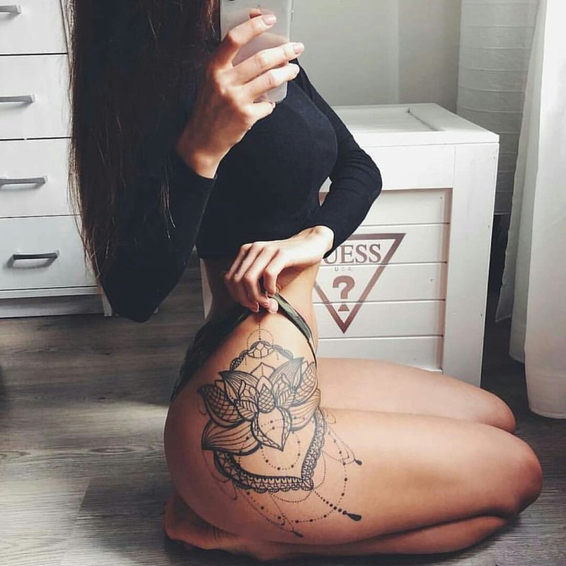 Tattoo на бедре у девушек