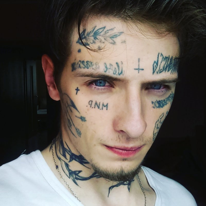 Тату на лице